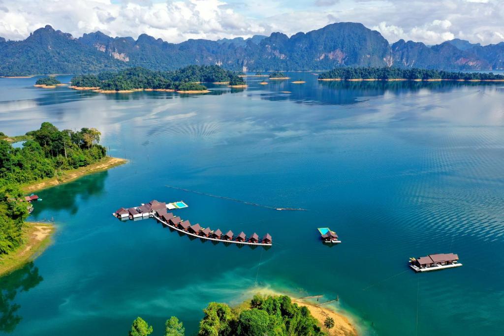 500 Rai Floating Resort - Water Bungalows Areal