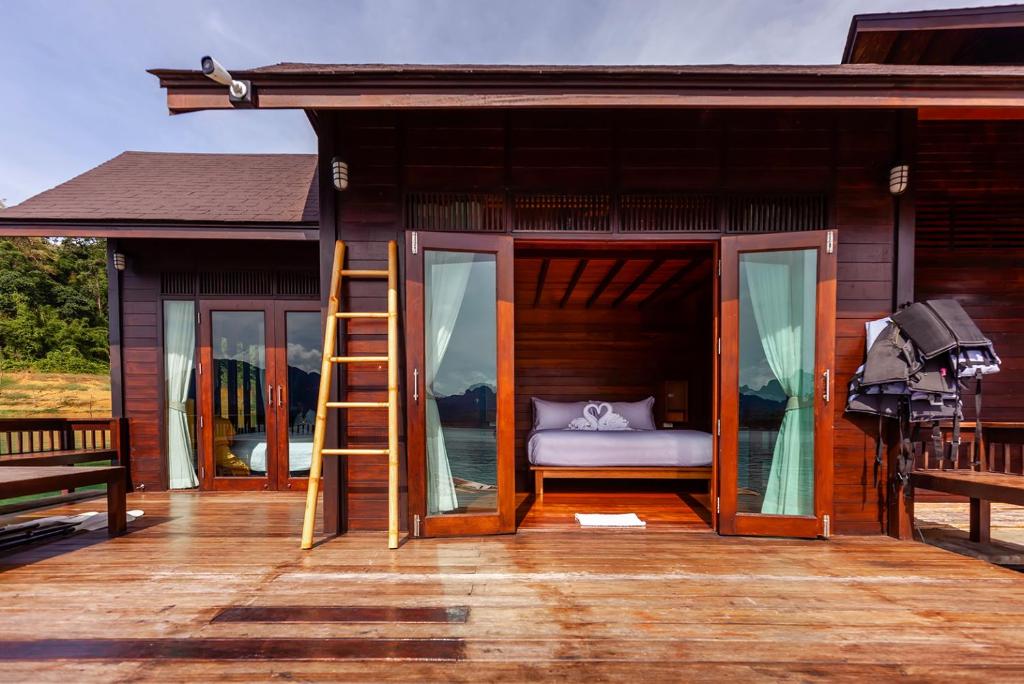 500 Rai Floating Resort - Water Bungalows Exterior