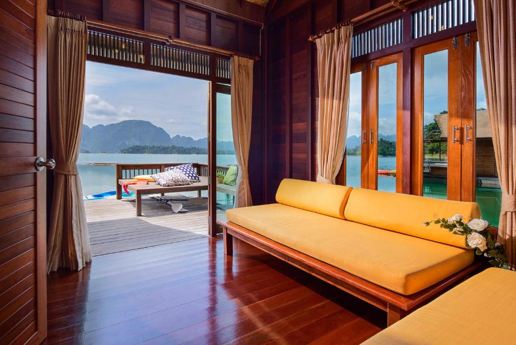 500 Rai Floating Resort - Water Bungalows Sitting Area