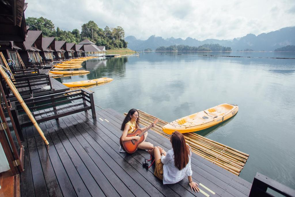 500 Rai Floating Resort - Water Bungalows Surroundings