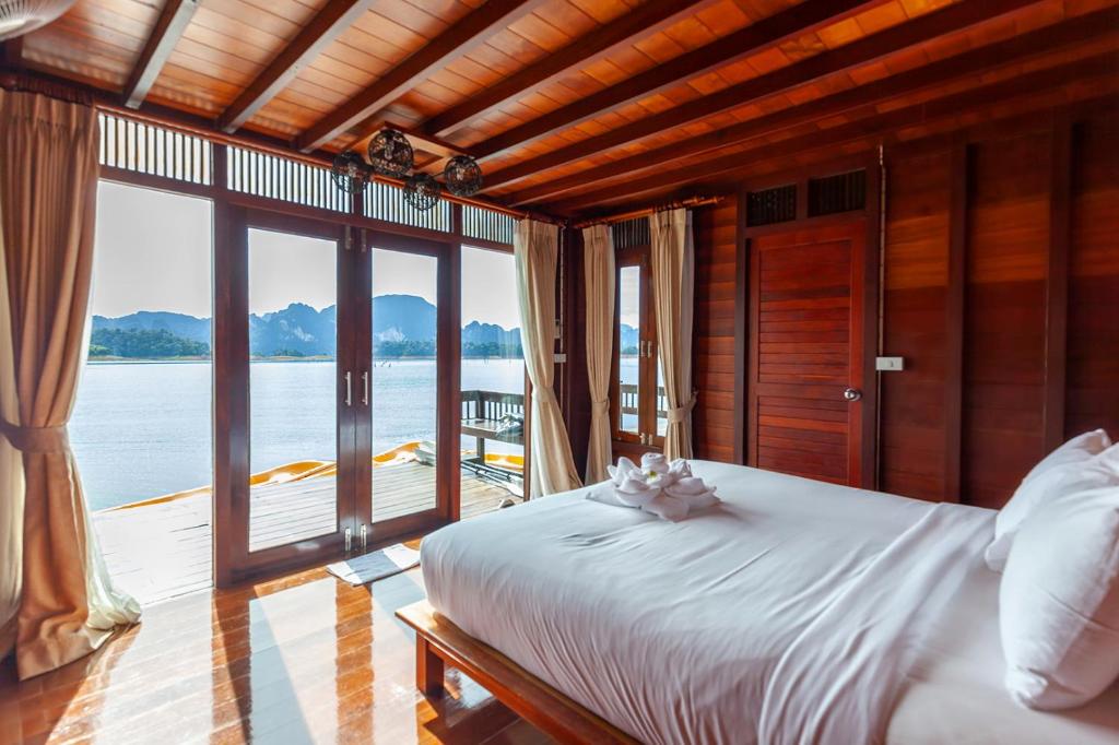 500 Rai Floating Resort - Water Bungalows