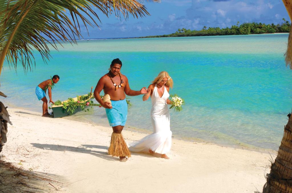 Aitutaki Lagoon Private Island Resort - Bride getting ready