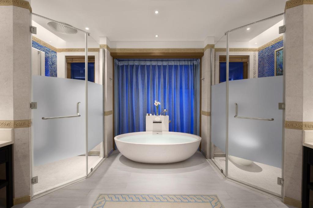 Banana Island Resort Doha by Anantara - Water Bungalows Bathroom
