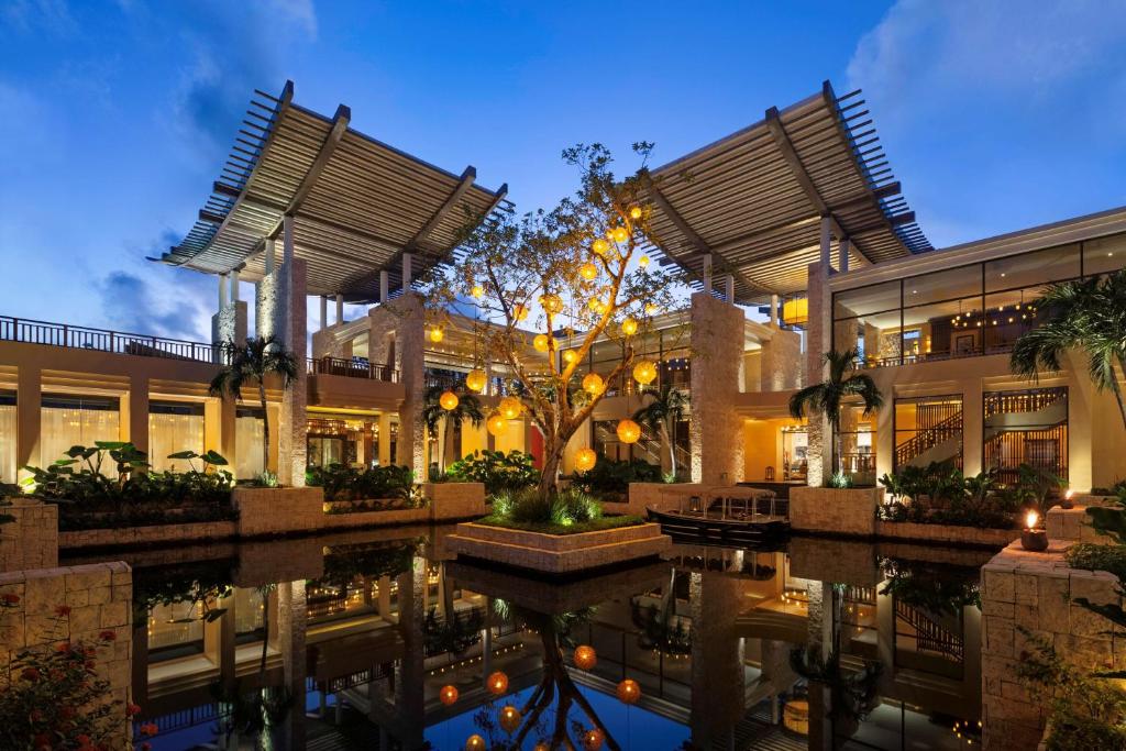 Banyan Tree Mayakoba - Pool side at Night