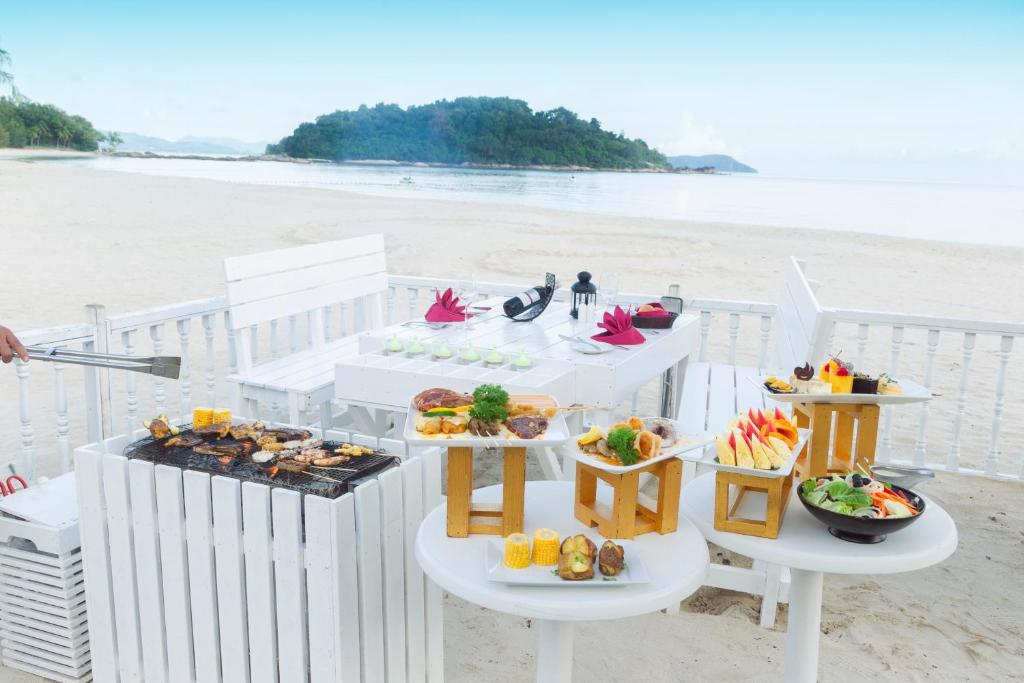 Berjaya Langkawi Resort - Dine on the beach