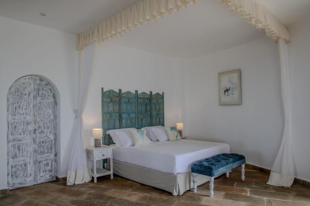 Chale Island Resort - Bungalow Interior