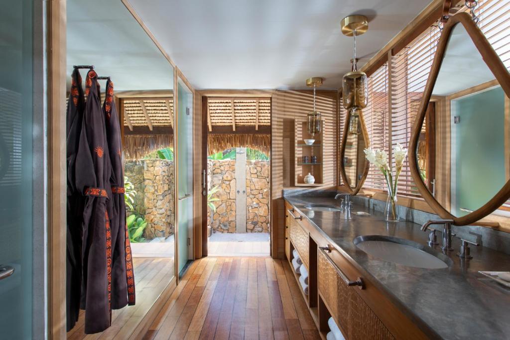 Four Seasons Resort Bora Bora - Beach Bungalows Bathroom
