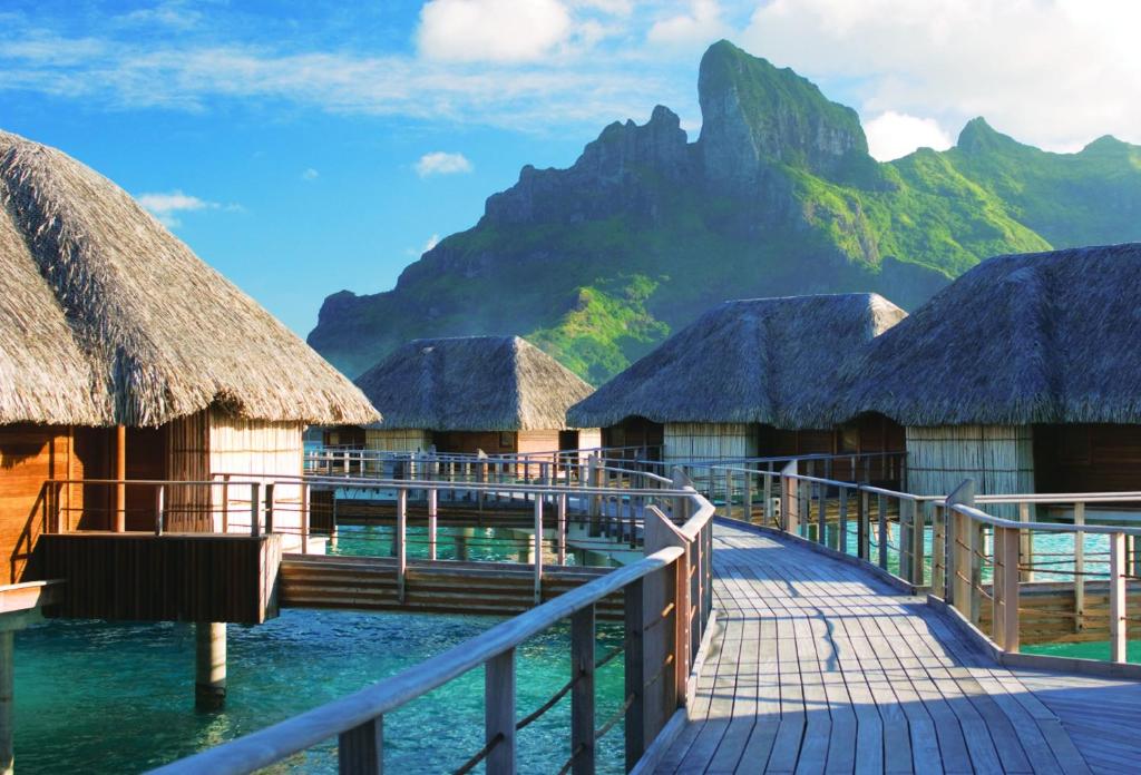 Four Seasons Resort Bora Bora - Water Bungalows Jetty