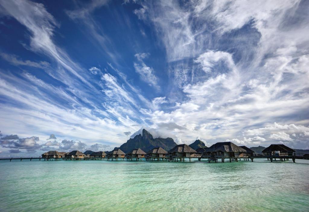 Four Seasons Resort Bora Bora - Water Bungalows Sky