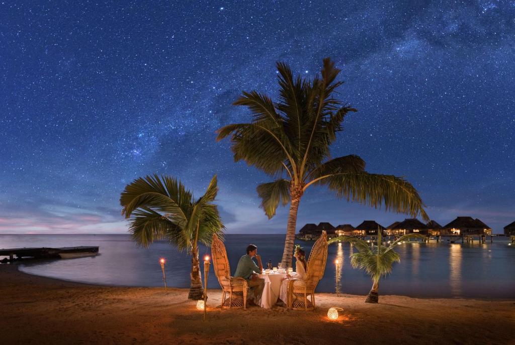 Hilton Moorea Lagoon Resort & Spa - Dine under the stars