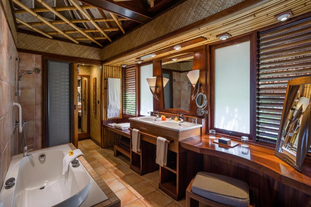 Intercontinental Bora Bora Le Moana Resort - Bathroom