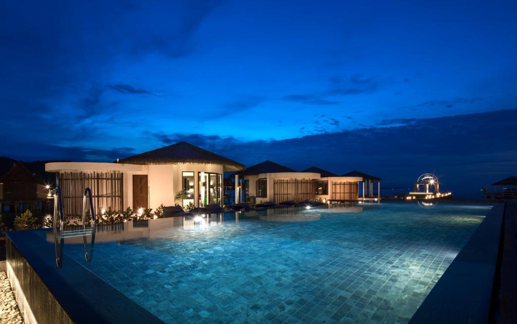 Kept Bangsaray Hotel Pattaya - Pool Night