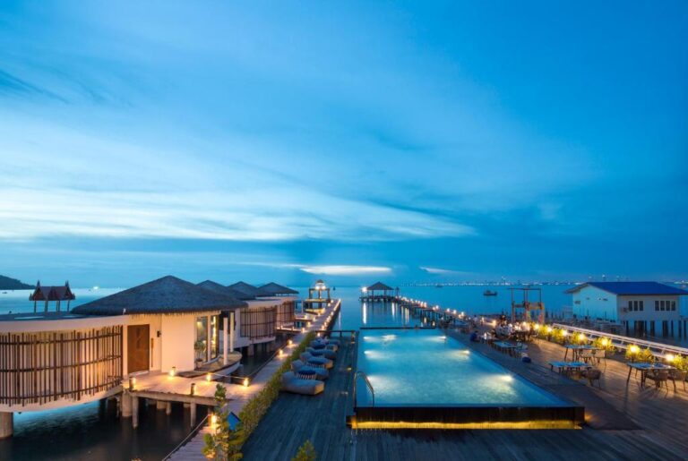 Kept Bangsaray Hotel Pattaya - Water Bungalow - Night