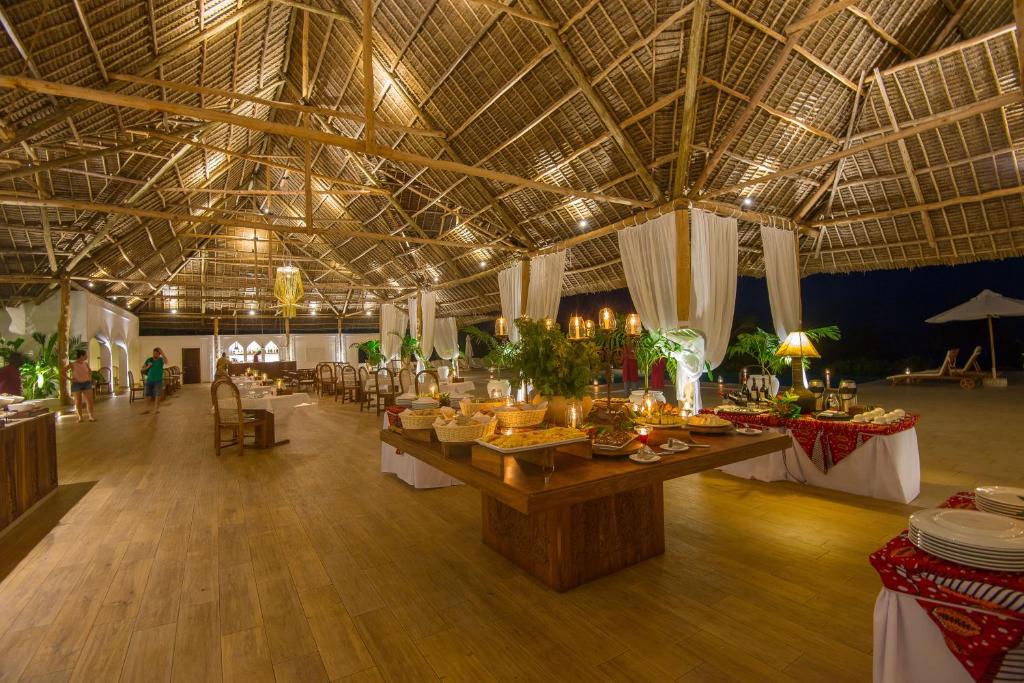 Konokono Beach Resort and Isaraya Luxury Overwater Villas - Restaurant
