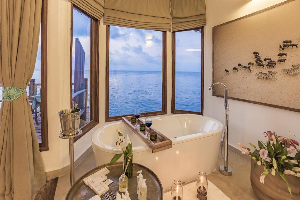 Konokono Beach Resort and Isaraya Luxury Overwater Villas - Tub