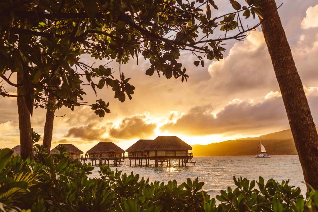 Le Taha'a by Pearl Resorts - Beach Bungalows Sunset