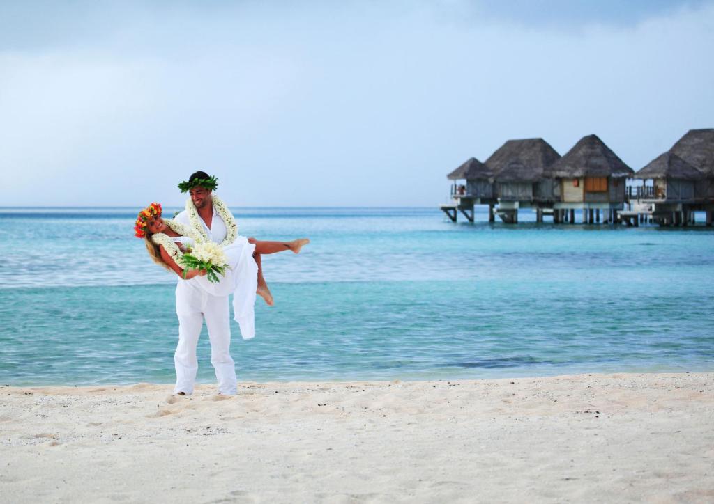 Le Tikehau by Pearl Resorts - Couple on the Beach
