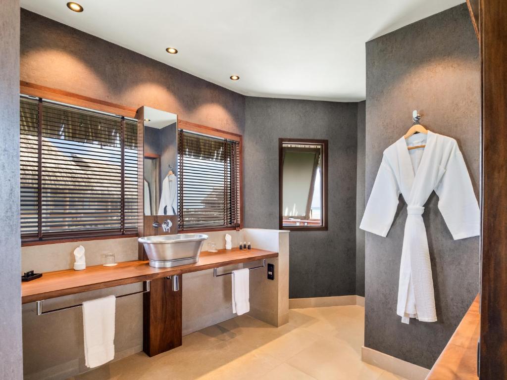 Le Tikehau by Pearl Resorts - Water Bungalows Bathroom