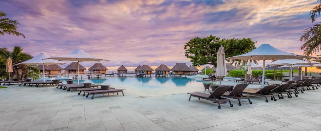 Manava Beach Resort & Spa Moorea - Water Bungalows - colorful evening