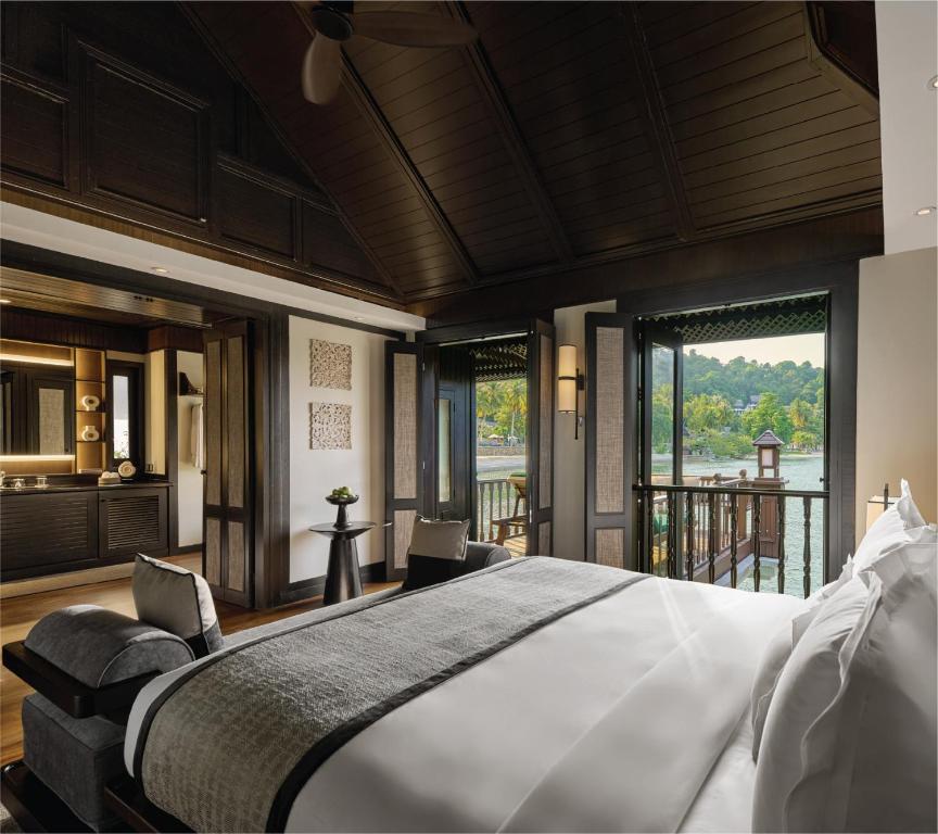 Pangkor Laut Resort - Small Luxury Hotels of the World, Pangkor - water villa bed
