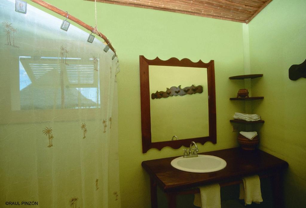 Punta Caracol Acqua Lodge Bathroom