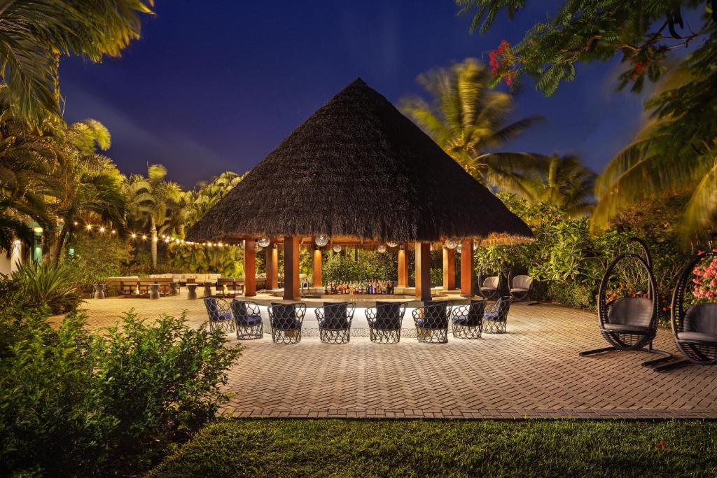 Sandals Grande St. Lucian Spa and Beach All Inclusive Resort - Couples Only - Bar in garden