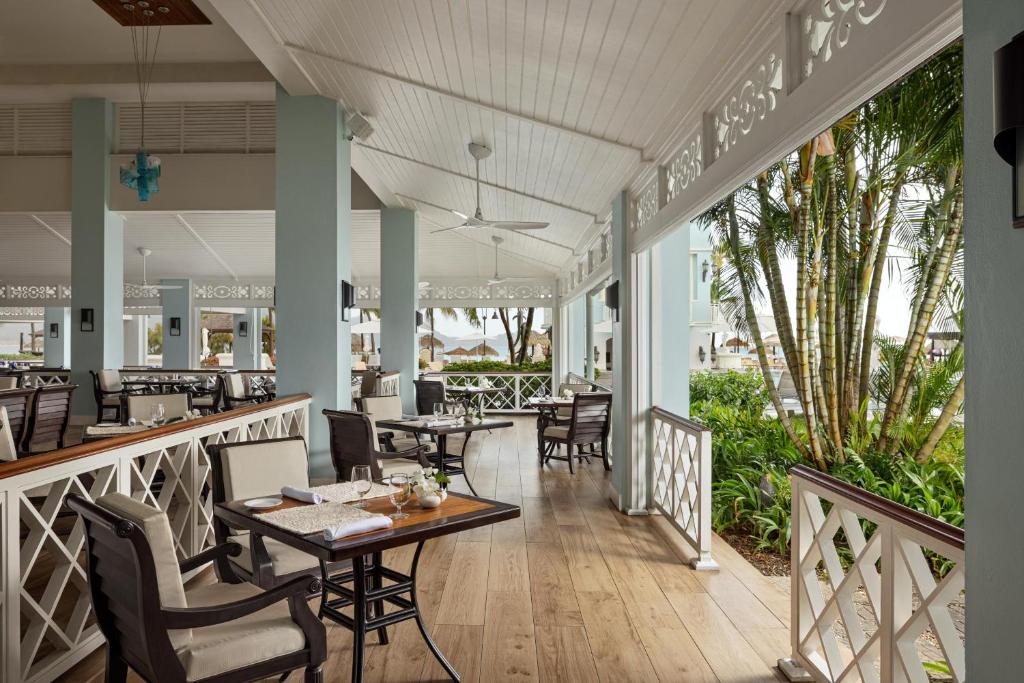 Sandals Grande St. Lucian Spa and Beach All Inclusive Resort - Couples Only - Restaurant