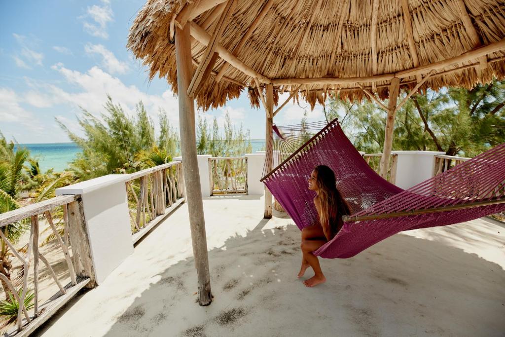 Thatch Caye Resort a Muy'Ono Resort - Hammock Girl