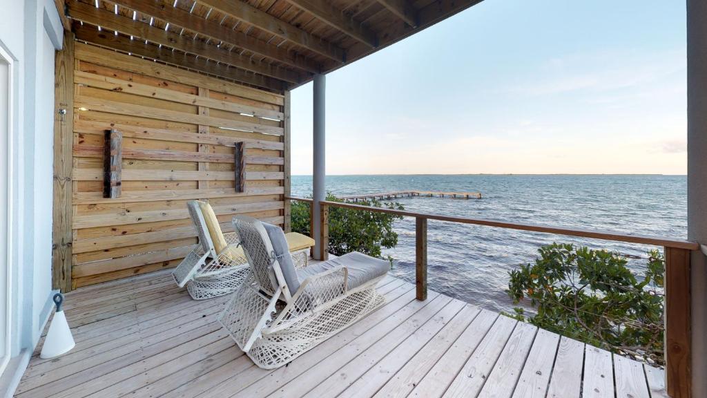 Thatch Caye Resort a Muy'Ono Resort - Water Bungalows Deck