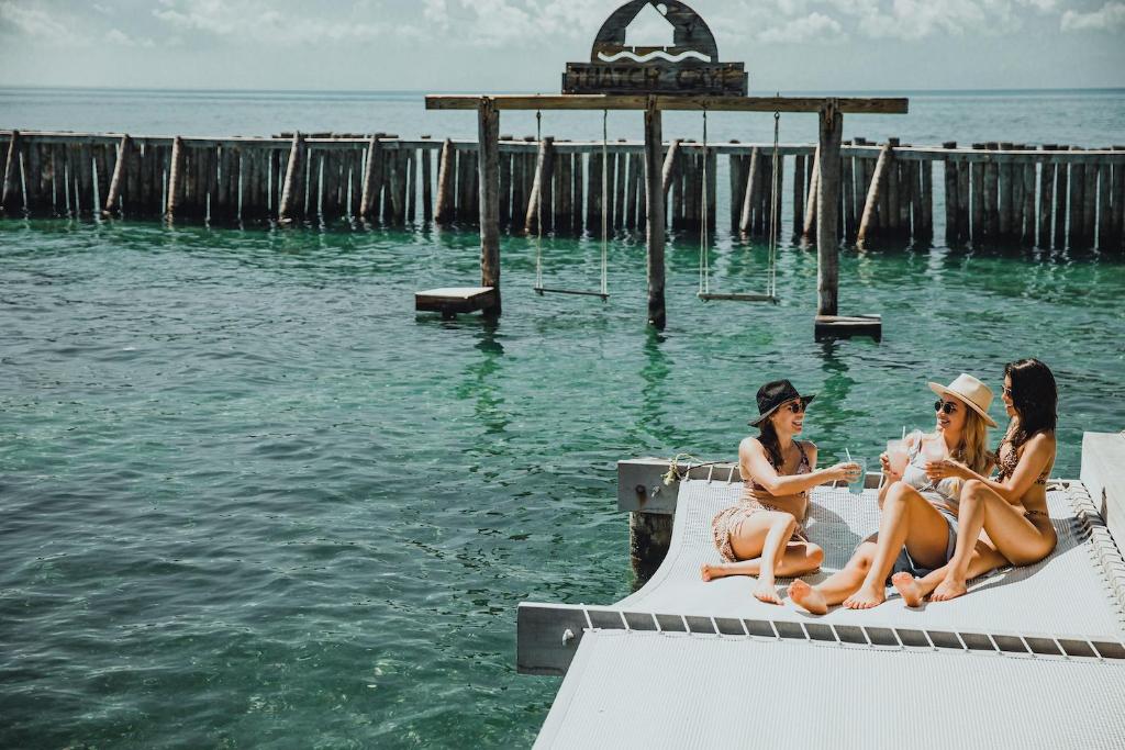 Thatch Caye Resort a Muy'Ono Resort - Water Bungalows Hammocks