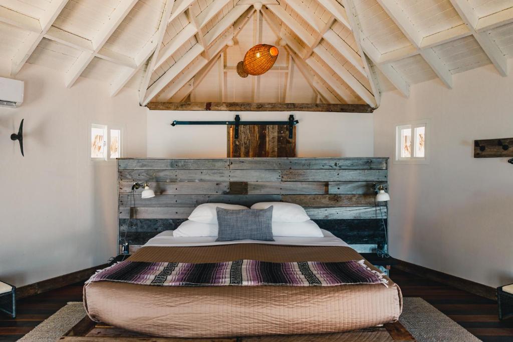 Thatch Caye Resort a Muy'Ono Resort - Water Bungalows Interior