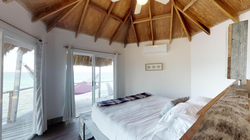 Thatch Caye Resort a Muy'Ono Resort - Water Bungalows inside