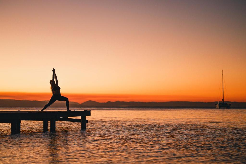 Thatch Caye Resort a Muy'Ono Resort - Yoga and Sunset