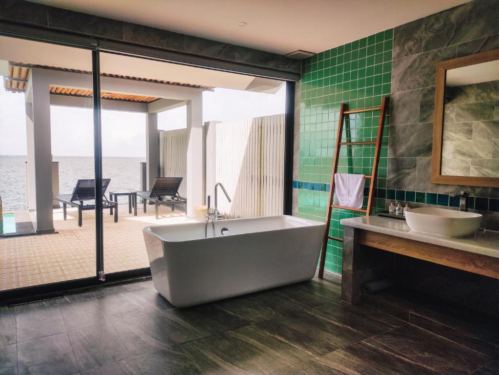 Vedana Lagoon Resort & Spa - Bath Room