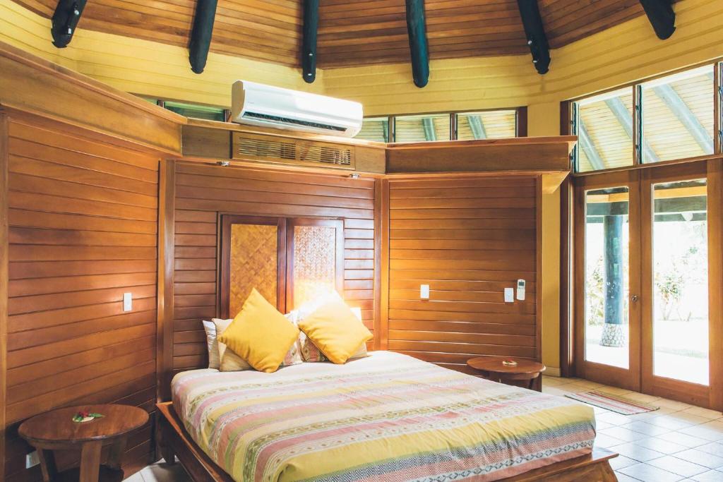 koro sun resort room bed