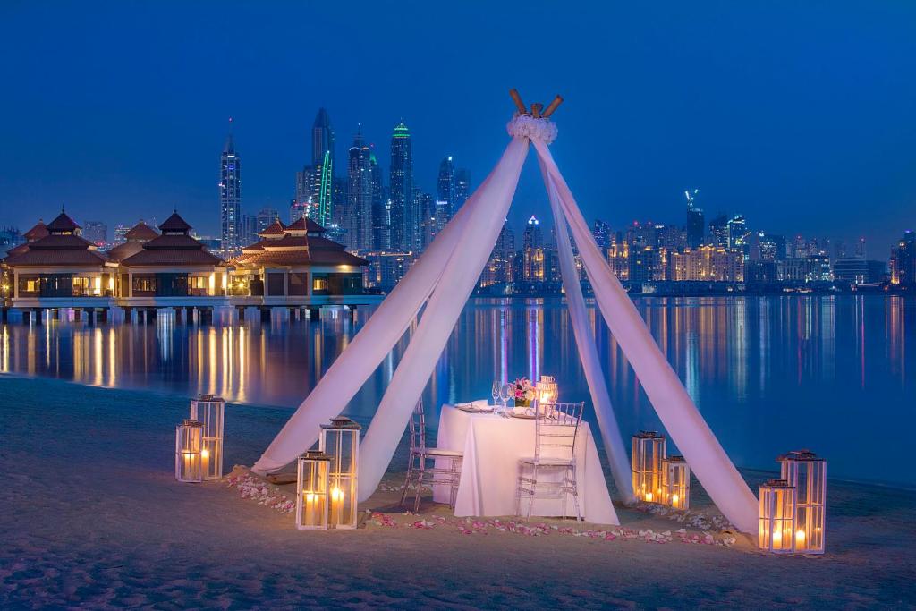 Anantara The Palm Dubai Resort - Dining on the beach under the sky