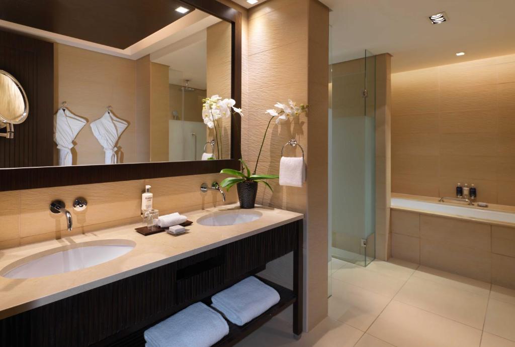 Anantara The Palm Dubai Resort - Double Wash Basins