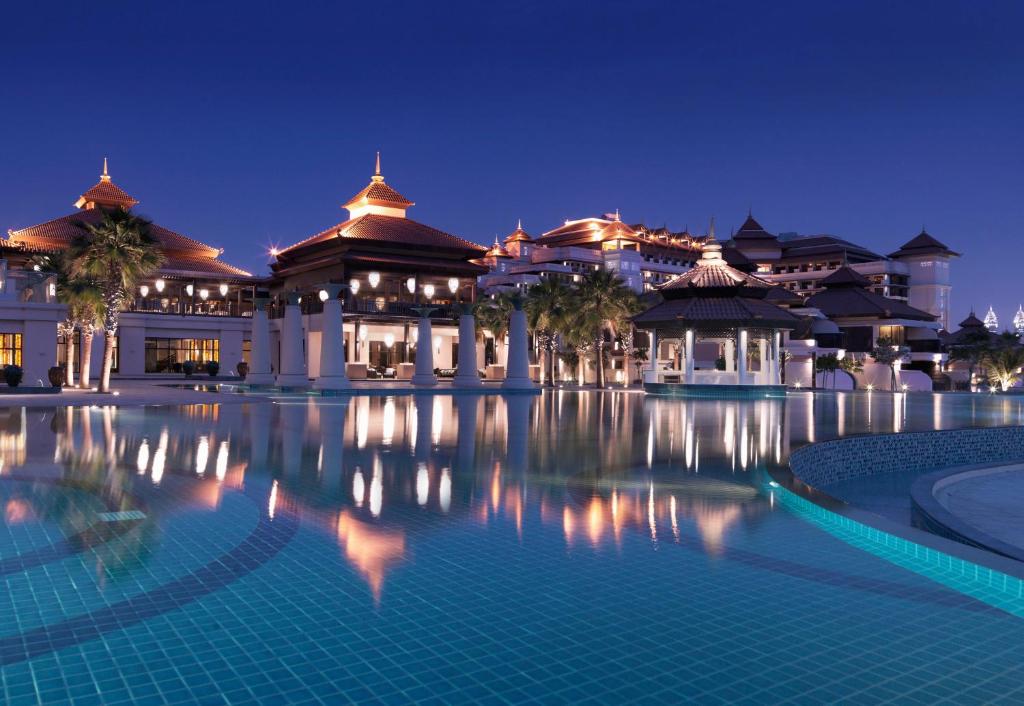 Anantara The Palm Dubai Resort - Pool Reflaxtion