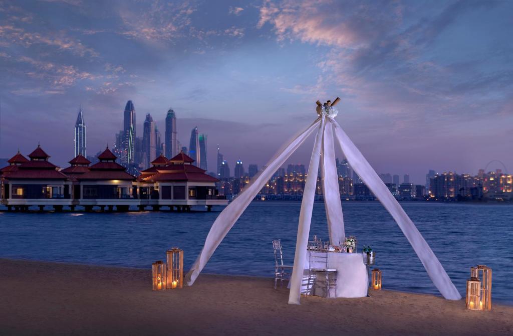 Anantara The Palm Dubai Resort - Private Dining on the beach