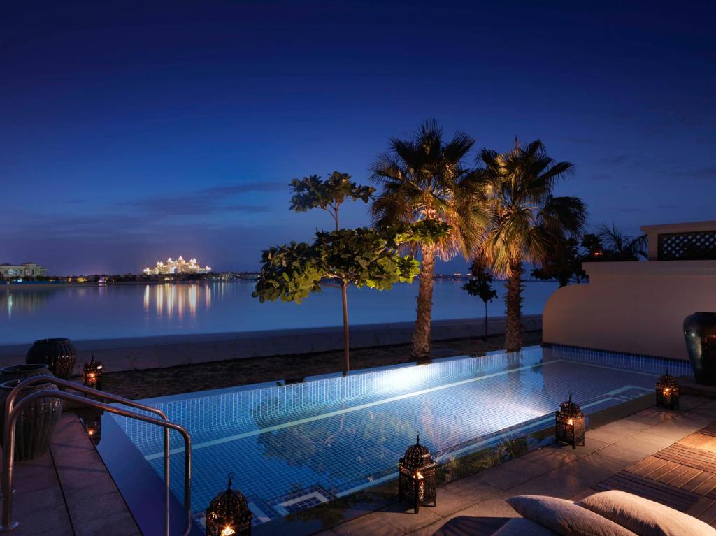Anantara The Palm Dubai Resort - Private Pool in the Night