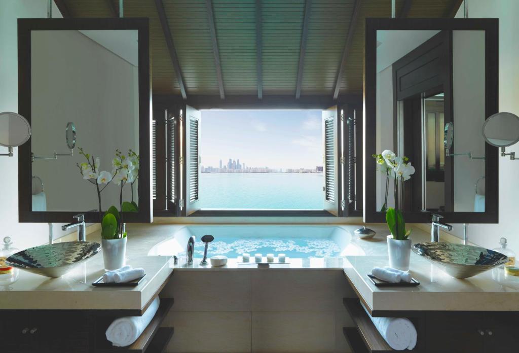 Anantara The Palm Dubai Resort - Water Bungalows Bathroom