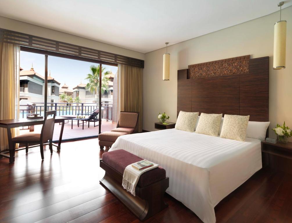 Anantara The Palm Dubai Resort - Water Bungalows Bed