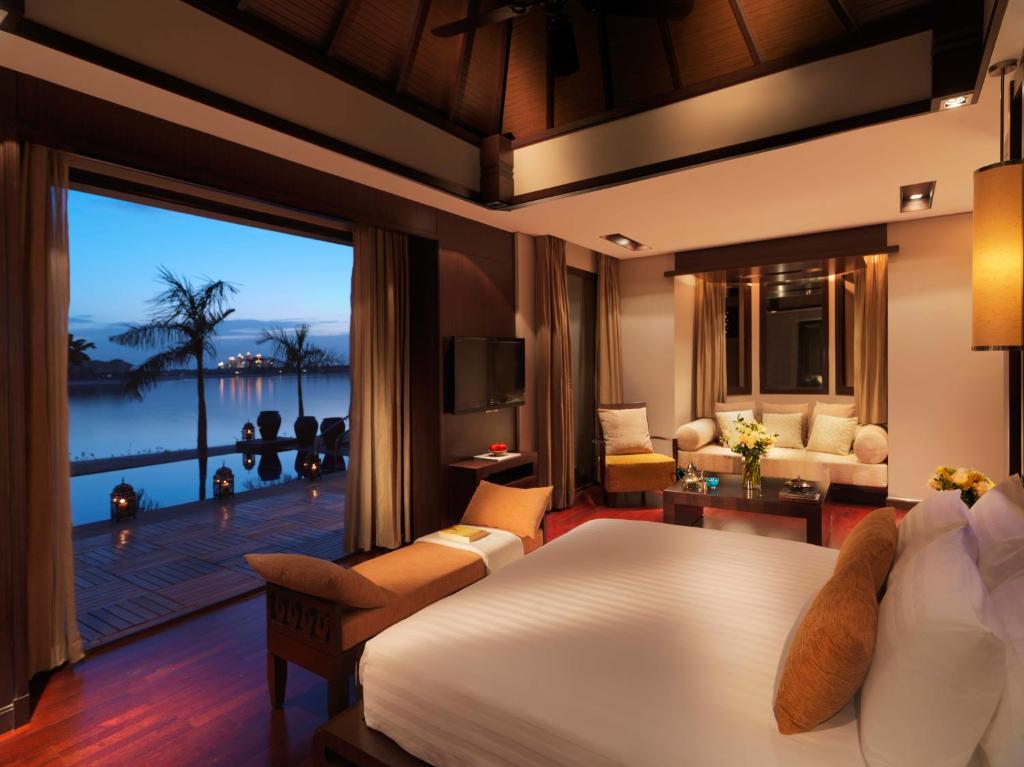 Anantara The Palm Dubai Resort - Water Bungalows View from the bed