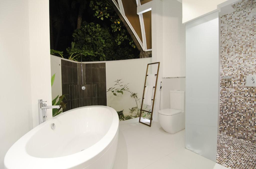 Kandolhu Maldives - Beach Bungalows Bathroom