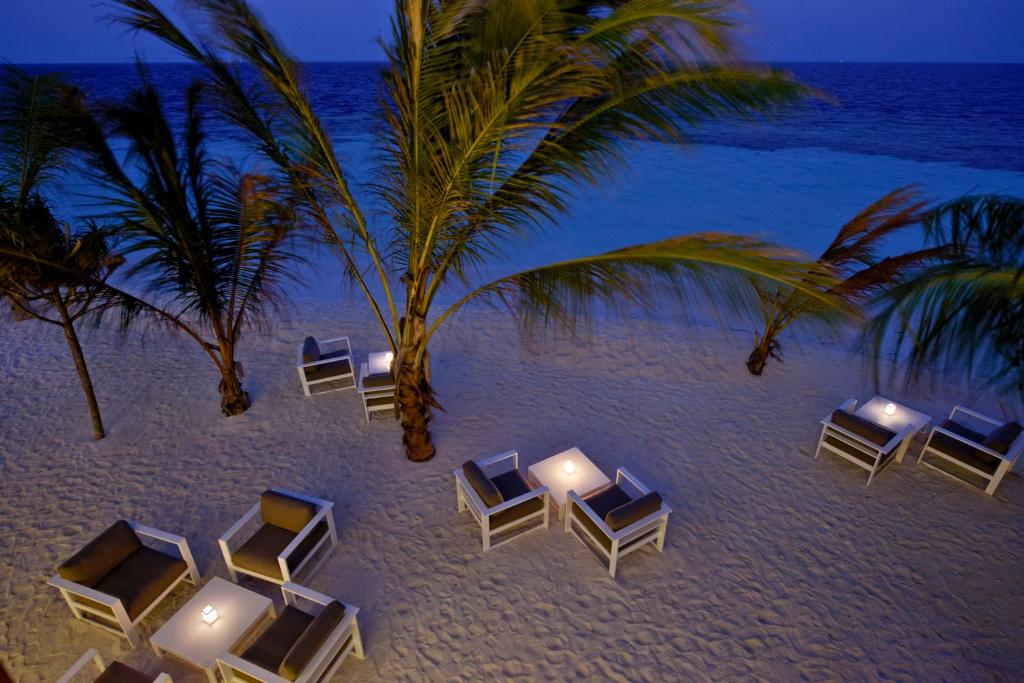 Kandolhu Maldives - Restaurant Beach Seating