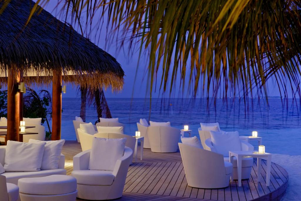 Kandolhu Maldives - Restaurant Seating on the deck