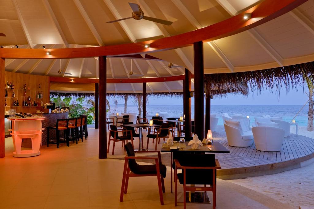 Kandolhu Maldives - Restaurant in and out Seating