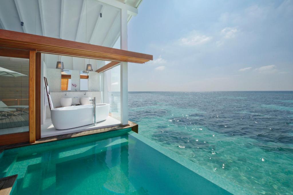 Kandolhu Maldives - Water Bungalows Bath
