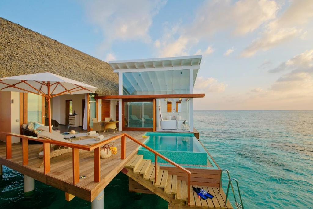 Kandolhu Maldives - Water Bungalows Sun Deck with Pool