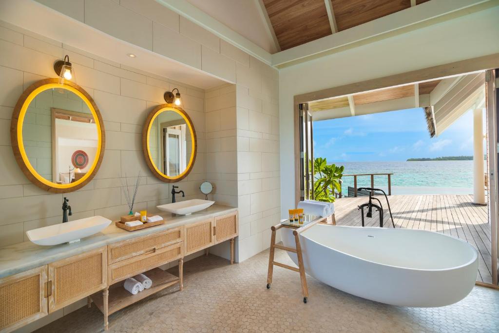 Milaidhoo Maldives - Water Bungalows Bathroom Facilities